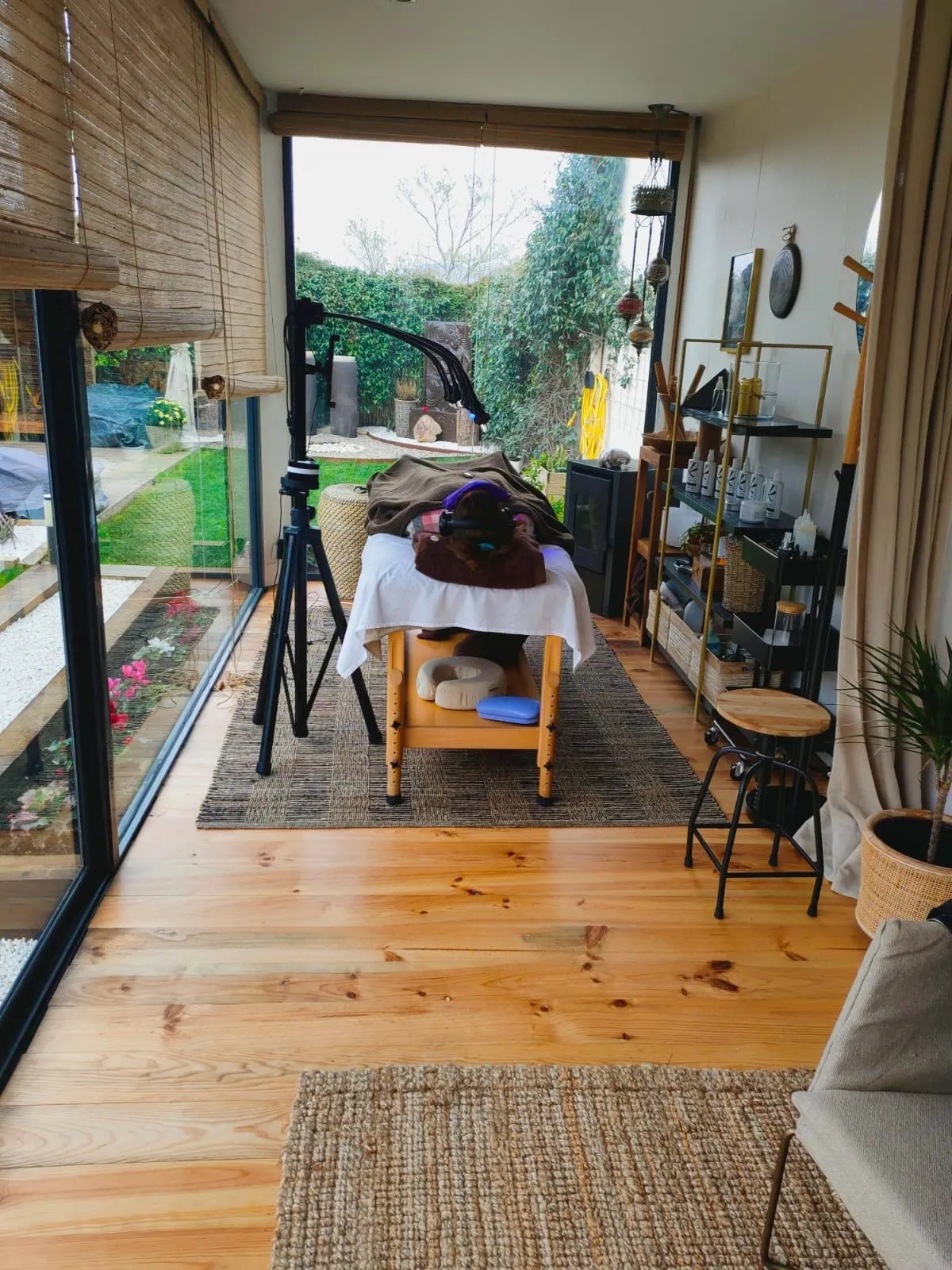 Cabina de tratamientos con vistas al jardín en Verges